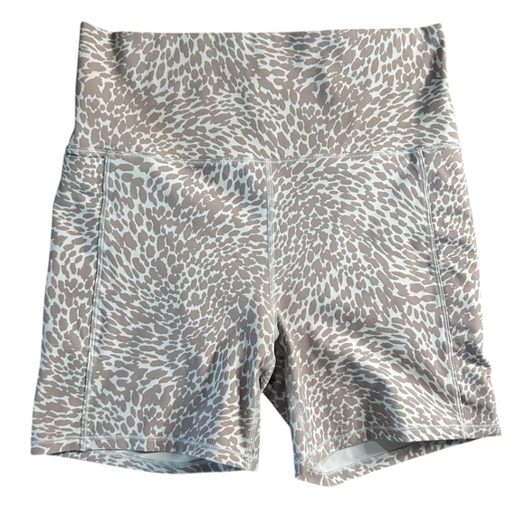 Vuori Pants - Vuori Studio Pocket Bike Shorts Animal Print Women’s Size Medium Workout Active